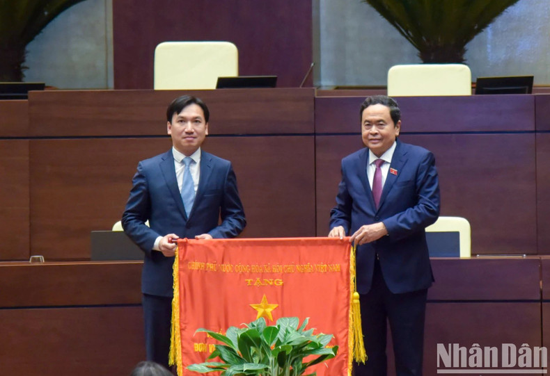El vicepresidente permanente de la AN, Tran Thanh Man, entrega la bandera de emulación del gobierno al Departamento de Personal y Organización de la Oficina del Parlamento.