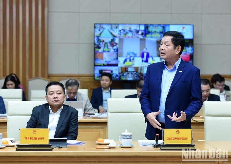 El presidente de la junta administrativa del Grupo de Tecnología FPT, Truong Gia Binh, interviene en la cita.