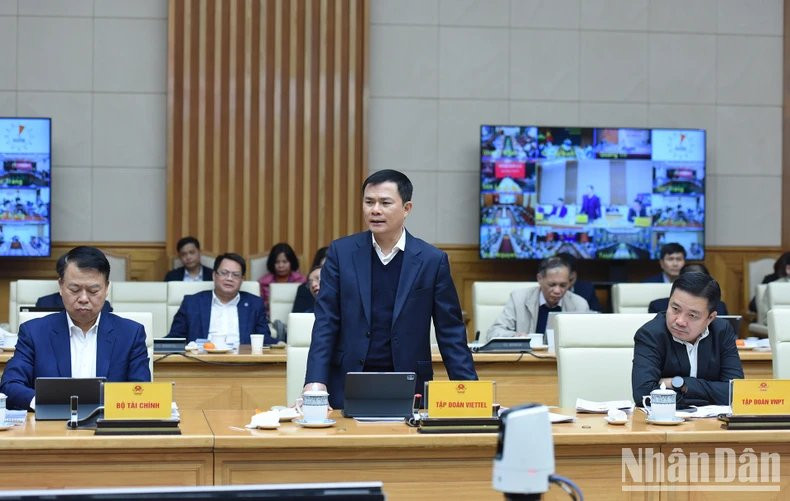 El director general del Grupo de Telecomunicaciones e Industria Militar (Viettel), Tao Duc Thang, habla en la reunión.