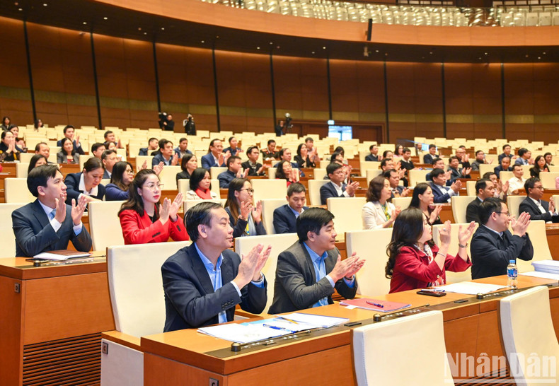 Funcionarios, empleados públicos y trabajadores del Parlamento en la conferencia.