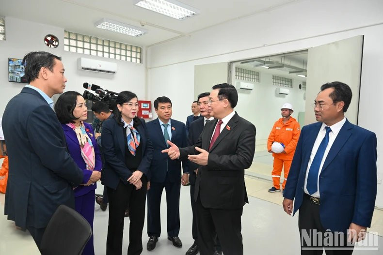 El presidente de la AN, Vuong Dinh Hue, y la delegación visitan el área de operaciones de la estación transformadora de 110 kv de Dinh Hoa.