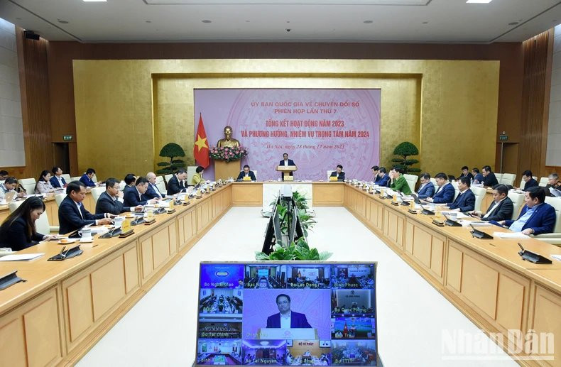 Escena de la conferencia, hace uso de la palabra en la reunión.