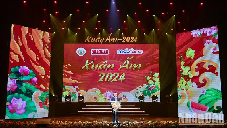 Le Quoc Minh, subjefe de la Comisión de Comunicación y Educación del Comité Central del Partido Comunista de Vietnam, presidente-editor de Nhan Dan y titular de la Asociación de Periodistas del país, habla en el acto.