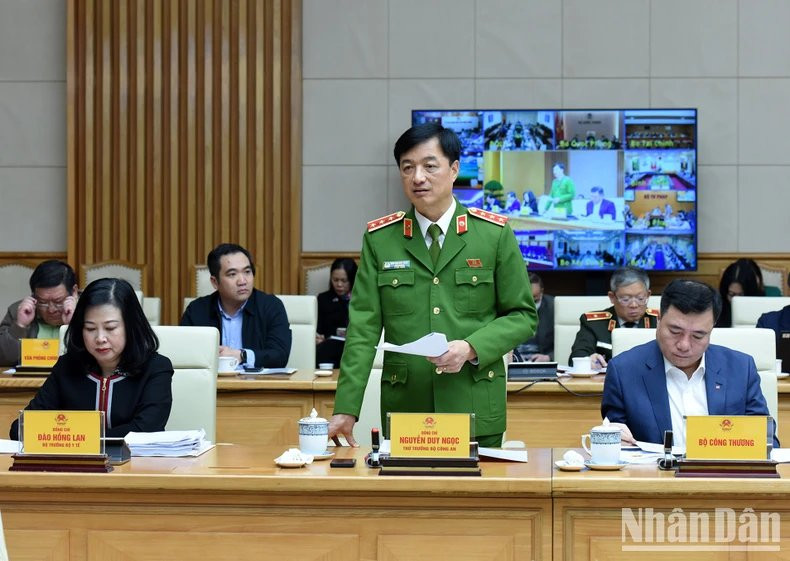 El teniente general Nguyen Duy Ngoc, viceministro de Seguridad Pública, interviene en la reunión.