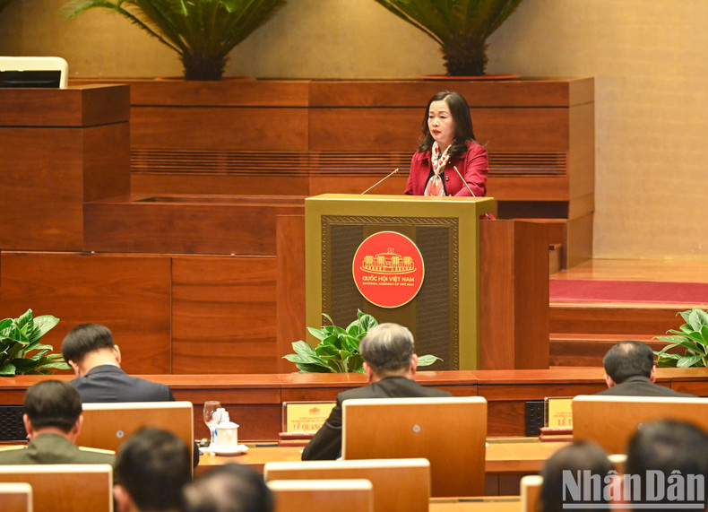 La redactora jefa del periódico “Delegados del Pueblo”, Pham Thi Thanh Huyen, expone su ponencia en la conferencia.