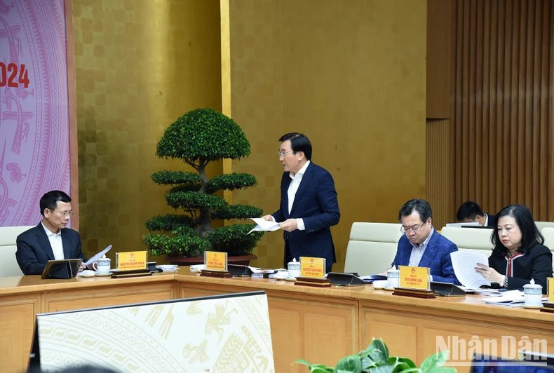 El ministro y jefe de la Oficina del Gobierno, Tran Van Son, habla en la cita.