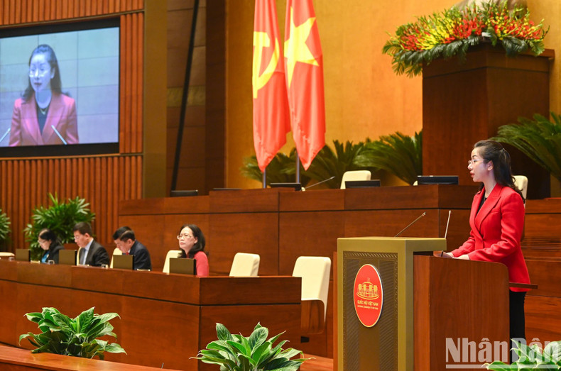 La jefa del Departamento de Secretaría, Phan Thi Thuy Linh, interviene en la conferencia.