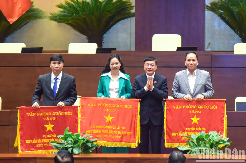 El secretario general y jefe de la Oficina de la AN, Bui Van Cuong, entrega la bandera de emulación de la Oficina de la AN al Departamento de Asuntos Sociales, la Biblioteca y la Oficina del Instituto de Estudios Legislativos del órgano legislativo.