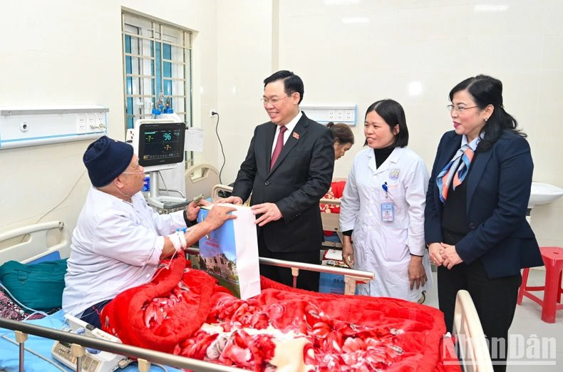 El presidente de la AN, Vuong Dinh Hue, visita y entrega obsequios a los pacientes del Hospital General del distrito de Dinh Hoa.