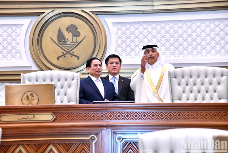 El primer ministro Pham Minh Chinh visita la sala de reuniones de la Asamblea Consultiva de Catar. (Foto: Thanh Giang)