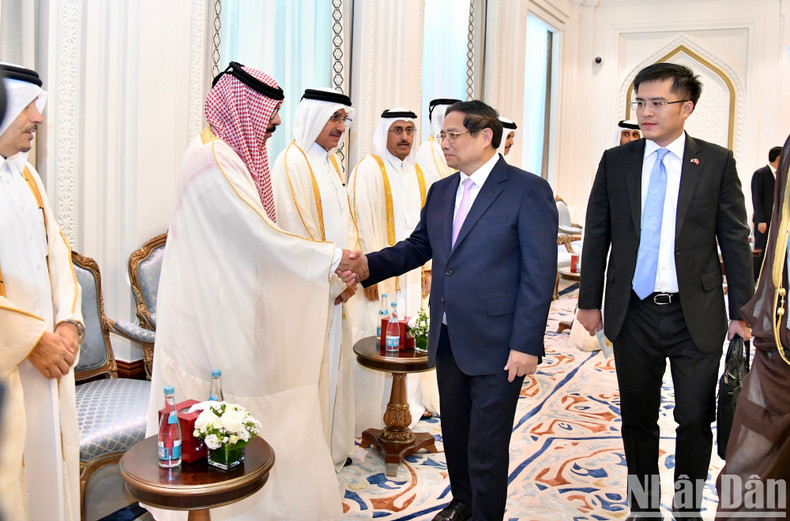 El primer ministro Pham Minh Chinh estrecha la mano de los miembros de la Asamblea Consultiva de Catar. (Foto: Thanh Giang)
