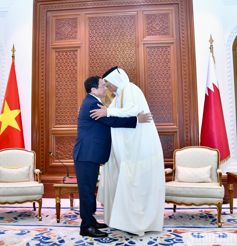 El presidente de la Asamblea Consultiva de Catar, Hassan bin Abdullah Al-Ghanim, recibe calurosamente al primer ministro Pham Minh Chinh. (Foto: Thanh Giang)