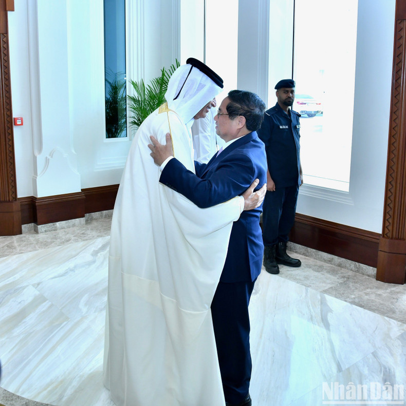 El presidente de la Asamblea Consultiva de Catar, Hassan bin Abdullah Al-Ghanim, recibe calurosamente al primer ministro Pham Minh Chinh. (Foto: Thanh Giang)
