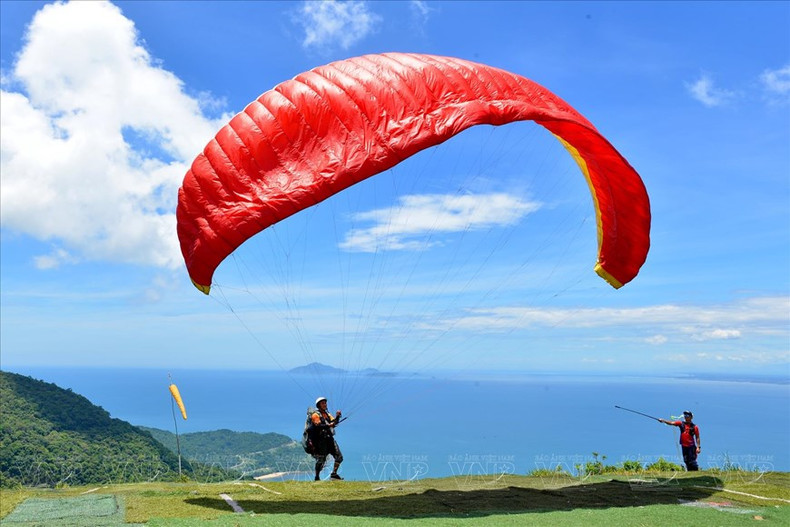 Un piloto de parapente sin motor se prepara para despegar desde la cima de Son Tra, que se encuentra a casi 700 metros sobre el nivel del mar. (Foto: Revista Ilustrada Vietnam) Un piloto de parapente sin motor se prepara para despegar desde la cima de Son Tra, que se encuentra a casi 700 metros sobre el nivel del mar. (Foto: Revista Ilustrada Vietnam)