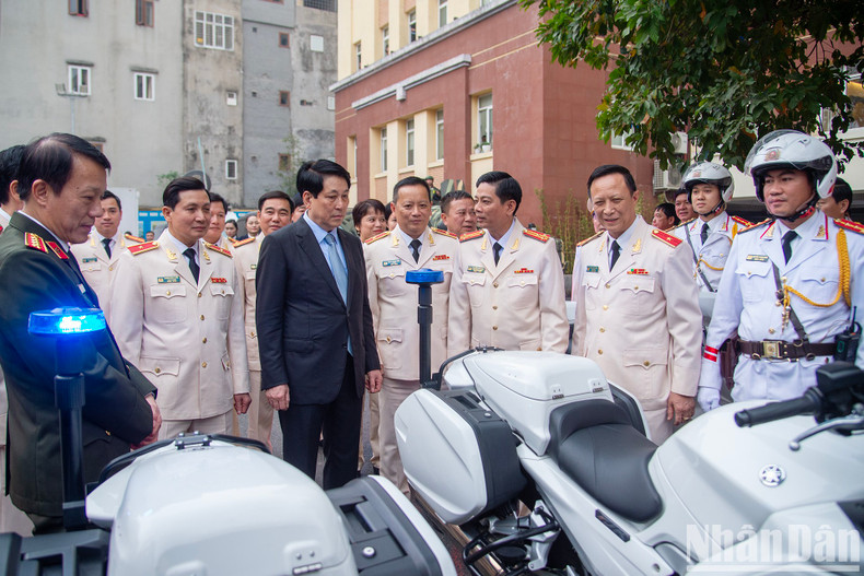 El presidente Luong Cuong y el ministro de Seguridad Pública, Luong Tam Quang, revisan el equipo de combate del Alto Mando de Guardia.