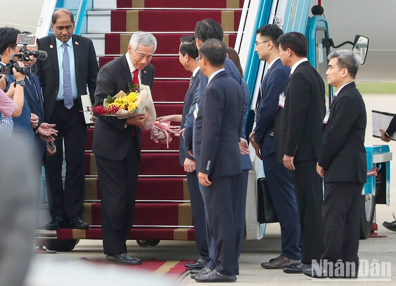 Ceremonia de bienvenida del primer ministro de Singapur, Lee Hsien Loong, en el aeropuerto internacional de Noi Bai. Ceremonia de bienvenida del primer ministro de Singapur, Lee Hsien Loong, en el aeropuerto internacional de Noi Bai.