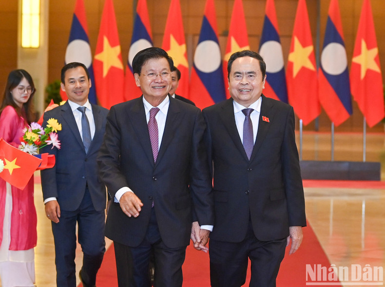 Tran Thanh Man despide al máximo dirigente laosiano. Tran Thanh Man despide al máximo dirigente laosiano.