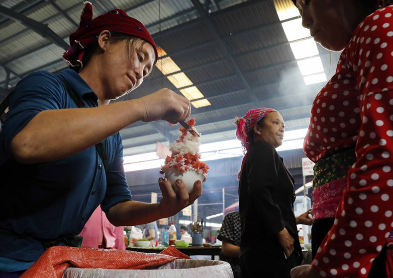 Xoi Ngu Sac, arroz glutinoso al vapor de cinco colores, del grupo étnico Tay, se vende en el mercado de Meo Vac. (Foto: VNA) Xoi Ngu Sac, arroz glutinoso al vapor de cinco colores, del grupo étnico Tay, se vende en el mercado de Meo Vac. (Foto: VNA)