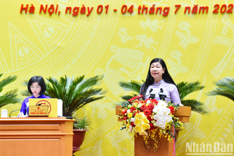 La presidenta del Comité del Frente de la Patria de Vietnam de Hanói, Nguyen Lan Huong, presenta un resumen de la construcción gubernamental en los primeros seis meses del año y las tareas para los últimos seis meses de 2024.