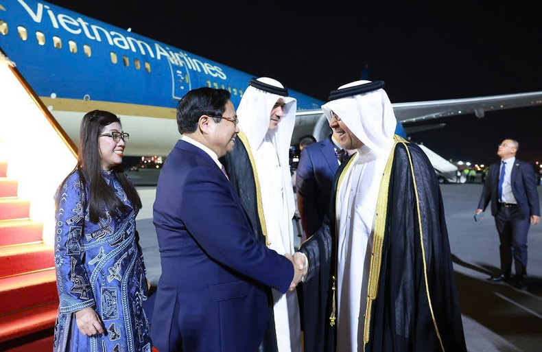 Funcionarios cataríes dan la bienvenida al primer ministro vietnamita Pham Minh Chinh y a su esposa en el aeropuerto internacional de Doha. (Foto: VNA) Funcionarios cataríes dan la bienvenida al primer ministro vietnamita Pham Minh Chinh y a su esposa en el aeropuerto internacional de Doha. (Foto: VNA)