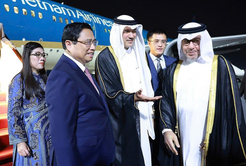 Funcionarios cataríes dan la bienvenida al primer ministro vietnamita Pham Minh Chinh y a su esposa en el aeropuerto internacional de Doha. (Foto: VNA) Funcionarios cataríes dan la bienvenida al primer ministro vietnamita Pham Minh Chinh y a su esposa en el aeropuerto internacional de Doha. (Foto: VNA)