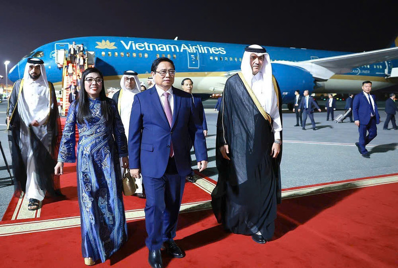 El primer ministro Pham Minh Chinh, su esposa y una delegación de alto rango de Vietnam, llegan al aeropuerto internacional de Doha, comenzando una visita oficial a Catar, en respuesta a la invitación del primer ministro de ese país, Sheikh Mohammed bin Abdulrahman bin Jasim Al-Thani. (Foto: VNA) El primer ministro Pham Minh Chinh, su esposa y una delegación de alto rango de Vietnam, llegan al aeropuerto internacional de Doha, comenzando una visita oficial a Catar, en respuesta a la invitación del primer ministro de ese país, Sheikh Mohammed bin Abdulrahman bin Jasim Al-Thani. (Foto: VNA)
