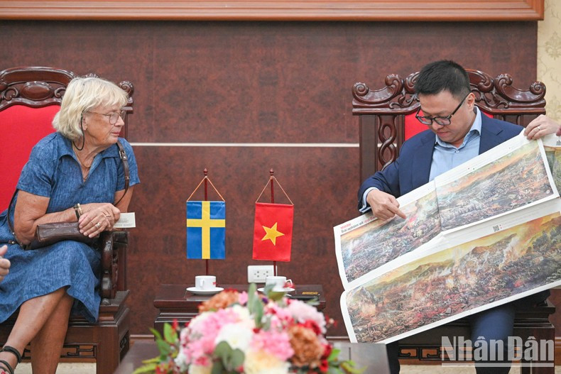 El presidente-editor del periódico Nhan Dan, Le Quoc Minh, presenta el suplemento especial sobre el desarrollo de la campaña de Dien Bien Phu. El presidente-editor del periódico Nhan Dan, Le Quoc Minh, presenta el suplemento especial sobre el desarrollo de la campaña de Dien Bien Phu.