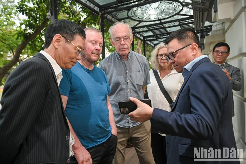 El presidente-editor del periódico Nhan Dan, Le Quoc Minh, presenta los productos de periodismo digital de Nhan Dan. El presidente-editor del periódico Nhan Dan, Le Quoc Minh, presenta los productos de periodismo digital de Nhan Dan.