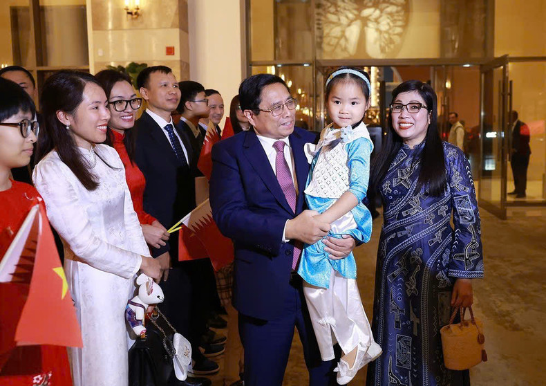 Funcionarios y empleados de la embajada y representantes de la comunidad vietnamita en Catar dan la bienvenida al primer ministro Pham Minh Chinh y a su esposa. (Foto: VNA) Funcionarios y empleados de la embajada y representantes de la comunidad vietnamita en Catar dan la bienvenida al primer ministro Pham Minh Chinh y a su esposa. (Foto: VNA)