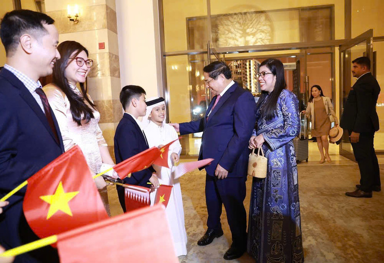 Funcionarios y empleados de la embajada y representantes de la comunidad vietnamita en Catar dan la bienvenida al primer ministro Pham Minh Chinh y a su esposa. (Foto: VNA) Funcionarios y empleados de la embajada y representantes de la comunidad vietnamita en Catar dan la bienvenida al primer ministro Pham Minh Chinh y a su esposa. (Foto: VNA)