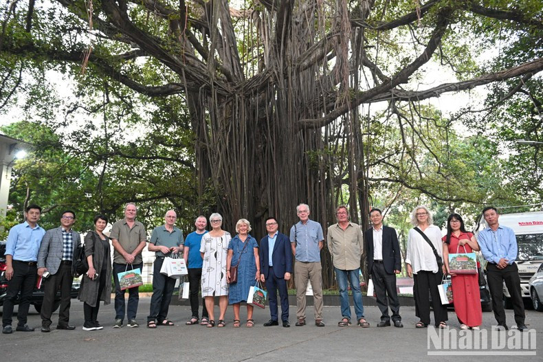 Dirigentes de Nhan Dan y delegados de FOJO toman fotografías de recuerdo. Dirigentes de Nhan Dan y delegados de FOJO toman fotografías de recuerdo.