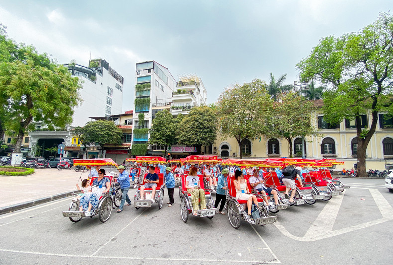 Turistas españoles experimentan el ciclo, un servicio turístico único en Vietnam. Turistas españoles experimentan el ciclo, un servicio turístico único en Vietnam.