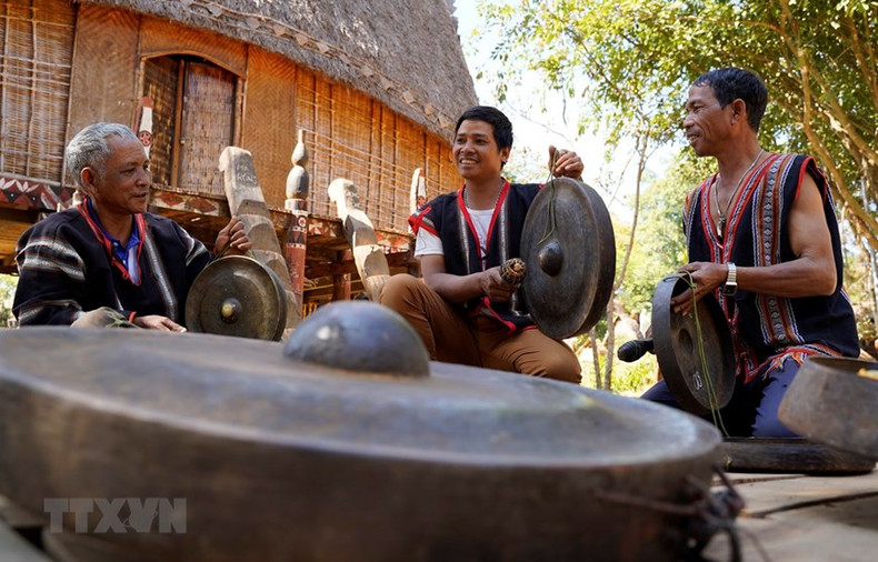 Los gongs se utilizan en diferentes festivales tradicionales de las etnias en Tay Nguyen. (Fotografía: VNA) Los gongs se utilizan en diferentes festivales tradicionales de las etnias en Tay Nguyen. (Fotografía: VNA)