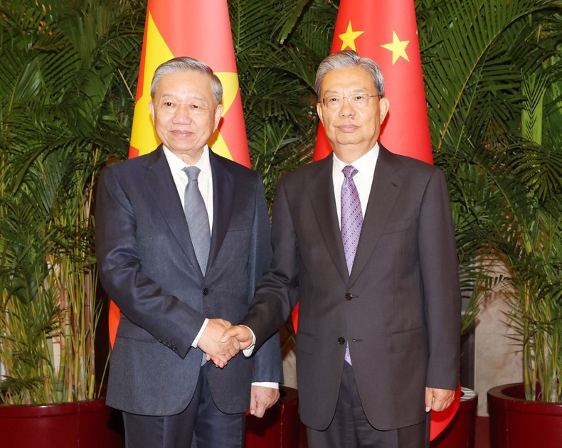 El líder partidista y presidente de Vietnam, To Lam, se entrevista con titular del Comité Permanente de la Asamblea Popular Nacional de China, Zhao Leji. (Foto: Tri Dung/VNA)