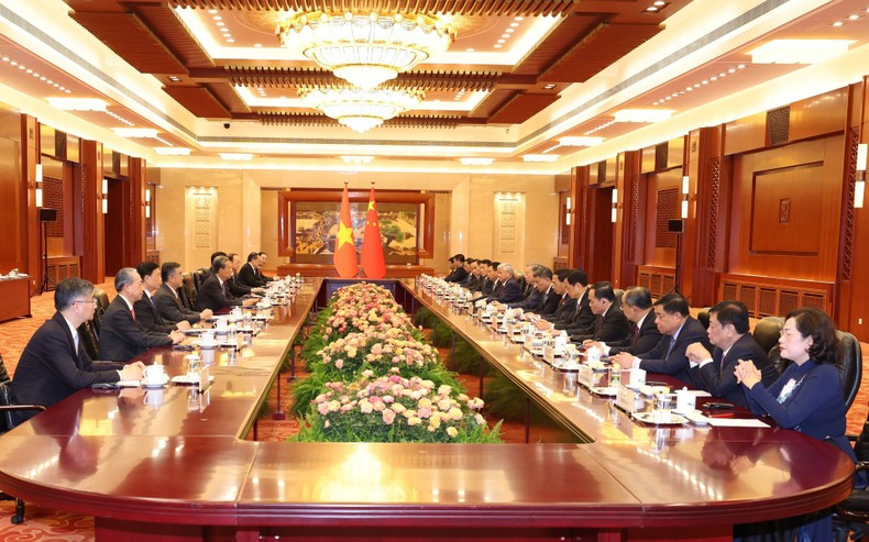 El líder partidista y presidente de Vietnam, To Lam, se entrevista con titular del Comité Permanente de la Asamblea Popular Nacional de China, Zhao Leji. (Foto: Tri Dung/VNA) El líder partidista y presidente de Vietnam, To Lam, se entrevista con titular del Comité Permanente de la Asamblea Popular Nacional de China, Zhao Leji. (Foto: Tri Dung/VNA)