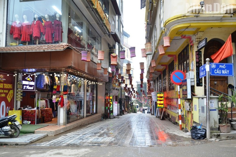 La calle de Cau May, en el centro de Sapa, brilla con decoraciones para la Navidad. La calle de Cau May, en el centro de Sapa, brilla con decoraciones para la Navidad.