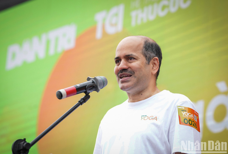 Nutrida participación en actuación de Yoga en Hanói ảnh 1 Nutrida participación en actuación de Yoga en Hanói ảnh 1