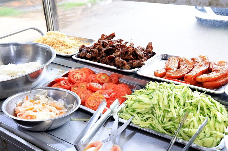 El "com tam" se acompaña de numerosos aderezos, como costillas de cerdo asadas, huevos fritos, piel de cerdo desmenuzada o pepino en juliana y encurtidos, entre otros.(Foto: VNA) El "com tam" se acompaña de numerosos aderezos, como costillas de cerdo asadas, huevos fritos, piel de cerdo desmenuzada o pepino en juliana y encurtidos, entre otros.(Foto: VNA)