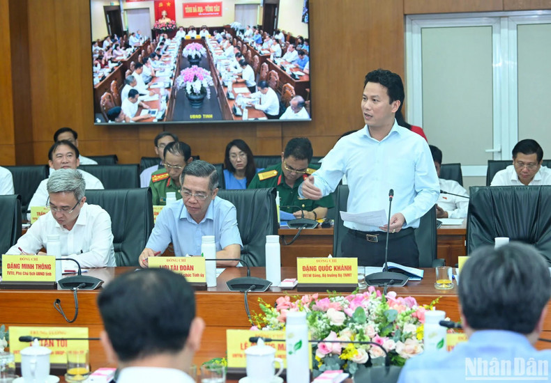 El ministro de Recursos Naturales y Medio Ambiente, Dang Quoc Khanh, interviene en la cita.