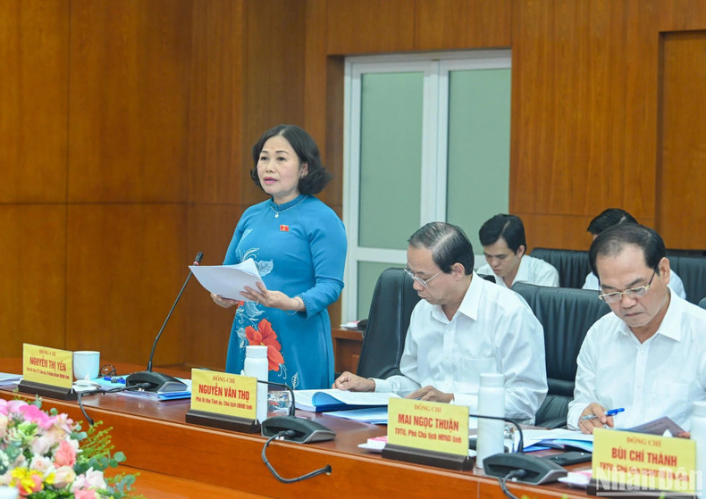 La subsecretaria permanente del Comité provincial del Partido, Nguyen Thi Yen, presenta el informe en la reunión.