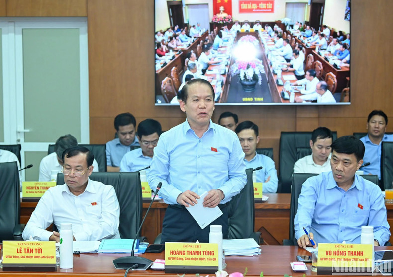 El presidente de la Comisión de Asuntos Jurídicos de la AN, Hoang Thanh Tung, habla en la reunión.