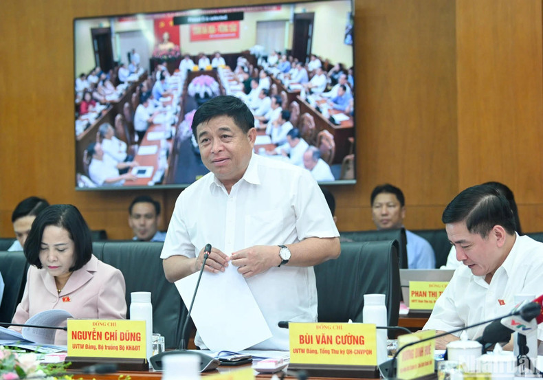 El ministro de Planificación e Inversiones, Nguyen Chi Dung, habla en la reunión.