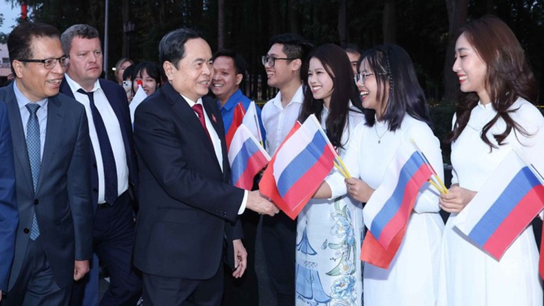 Ceremonia de despedida del presidente de la ANV, Tran Thanh Man, en el aeropuerto de Vnukovo, en Moscú, Rusia. (Foto: VNA) Ceremonia de despedida del presidente de la ANV, Tran Thanh Man, en el aeropuerto de Vnukovo, en Moscú, Rusia. (Foto: VNA)