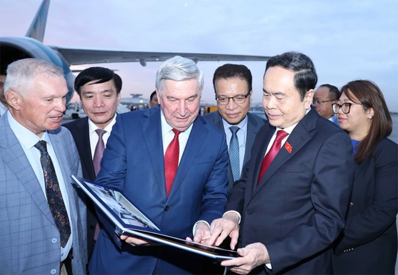 Ceremonia de despedida del presidente de la ANV, Tran Thanh Man, en el aeropuerto de Vnukovo, en Moscú, Rusia. (Foto: VNA) Ceremonia de despedida del presidente de la ANV, Tran Thanh Man, en el aeropuerto de Vnukovo, en Moscú, Rusia. (Foto: VNA)
