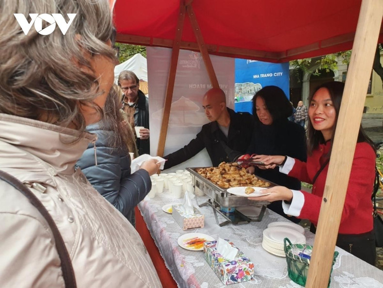 Presentan Nem vietnamita (rollito de primavera frito) a amigos extranjeros. (Fotografía: VOV) Presentan Nem vietnamita (rollito de primavera frito) a amigos extranjeros. (Fotografía: VOV)