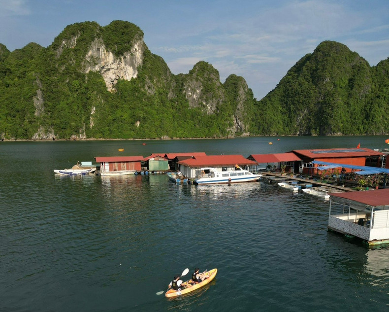 El pueblo de Tung Sau, especializado en el cultivo de perlas, es un destino atractivo para los excursionistas. Muchas agencias de viajes incluyen las actividades de kayak en este sitio en el itinerario por la bahía de Ha Long. El pueblo de Tung Sau, especializado en el cultivo de perlas, es un destino atractivo para los excursionistas. Muchas agencias de viajes incluyen las actividades de kayak en este sitio en el itinerario por la bahía de Ha Long.