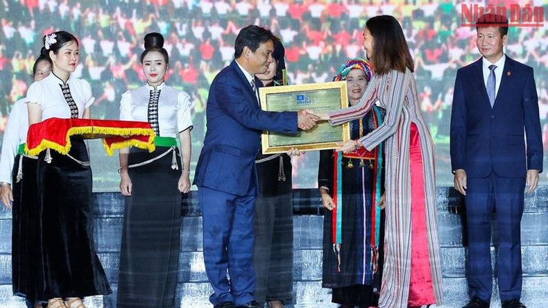 El viceministro de Cultura, Deportes y Turismo de Vietnam Hoang Dao Cuong recibe el Certificado de reconocimiento a la danza Xoe de la etnia minoritaria Thai como Patrimonio Cultural Inmaterial de la Humanidad, entregado por Pauline Tamesis, coordinadora permanente de la ONU en Vietnam. El viceministro de Cultura, Deportes y Turismo de Vietnam Hoang Dao Cuong recibe el Certificado de reconocimiento a la danza Xoe de la etnia minoritaria Thai como Patrimonio Cultural Inmaterial de la Humanidad, entregado por Pauline Tamesis, coordinadora permanente de la ONU en Vietnam.