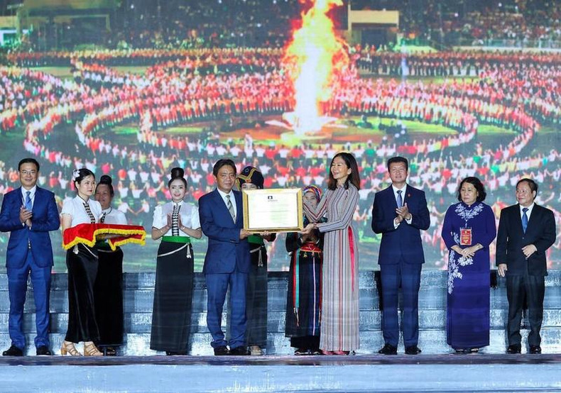 El viceministro de Cultura, Deportes y Turismo de Vietnam Hoang Dao Cuong recibe el Certificado de reconocimiento a la danza Xoe de la etnia minoritaria Thai como Patrimonio Cultural Inmaterial de la Humanidad, entregado por Pauline Tamesis, coordinadora permanente de la ONU en Vietnam. El viceministro de Cultura, Deportes y Turismo de Vietnam Hoang Dao Cuong recibe el Certificado de reconocimiento a la danza Xoe de la etnia minoritaria Thai como Patrimonio Cultural Inmaterial de la Humanidad, entregado por Pauline Tamesis, coordinadora permanente de la ONU en Vietnam.
