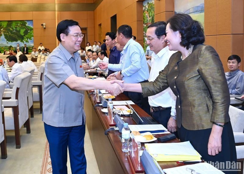 El secretario del Comité de Asuntos partidistas y presidente de la AN, Vuong Dinh Hue, junto con los delegados en la reunión. El secretario del Comité de Asuntos partidistas y presidente de la AN, Vuong Dinh Hue, junto con los delegados en la reunión.