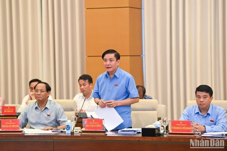 El secretario general y presidente de la Oficina de la AN, Bui Van Cuong, presenta un informe en la reunión. El secretario general y presidente de la Oficina de la AN, Bui Van Cuong, presenta un informe en la reunión.